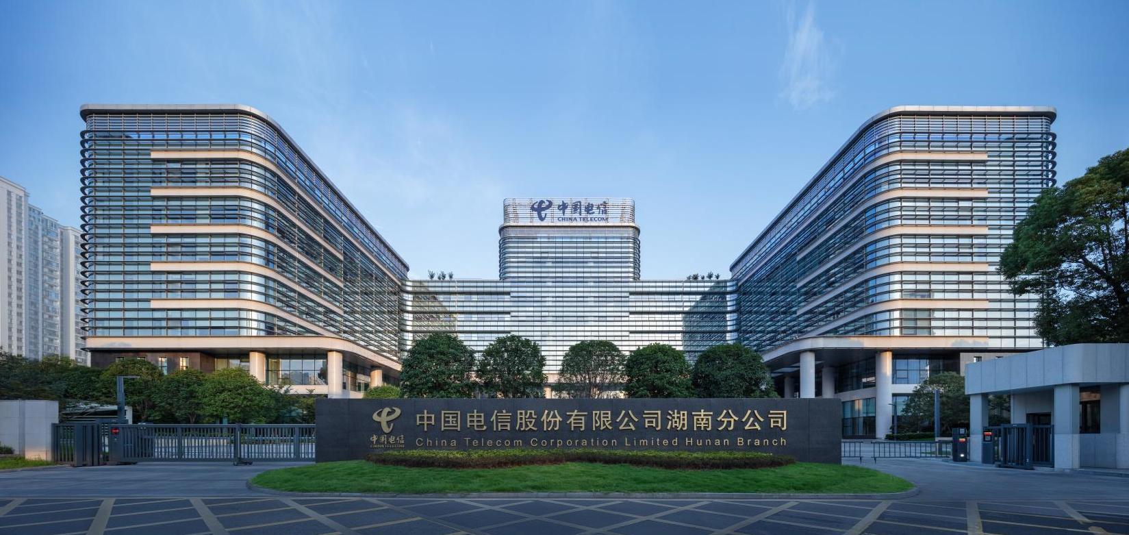 公司承建的湖南信息園（調(diào)度大樓、通信機(jī)房、地下室、附屬樓）工程榮獲兩項(xiàng)（土建、安裝）中國(guó)建設(shè)工程魯班獎(jiǎng)
